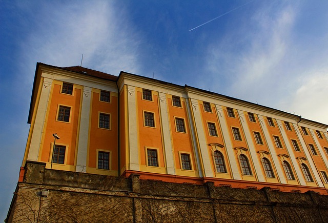 oranžová fasáda